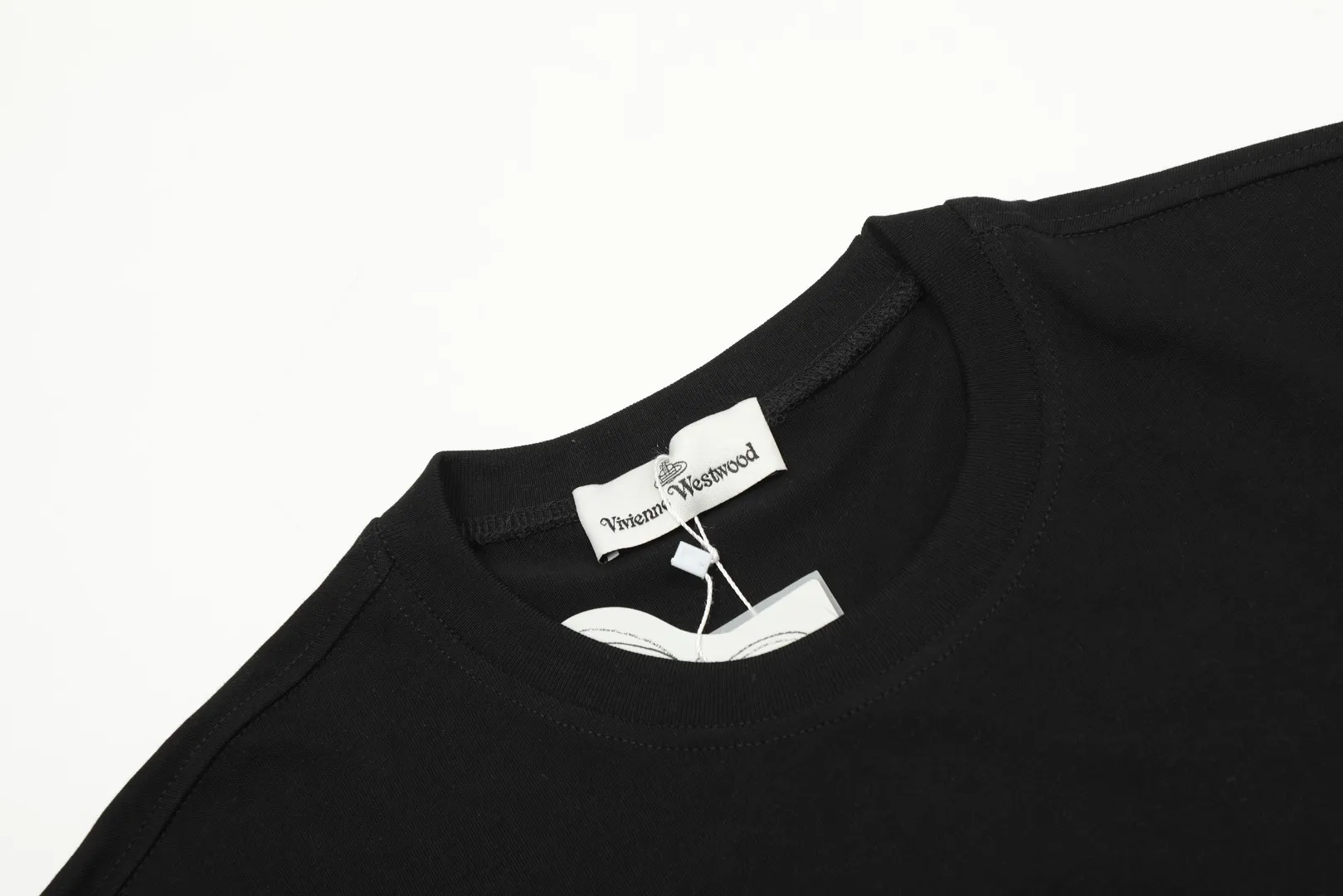 VIVI69#vivienne west wood Queen Mother Vivienne Saturn small label short sleeves Based on the classic style, white with gray Saturn, black with pink Saturn Size: XS-L Color: black white